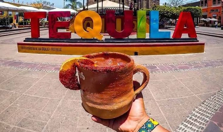 Letrero de Tequila y bebida tradicional en jarrito